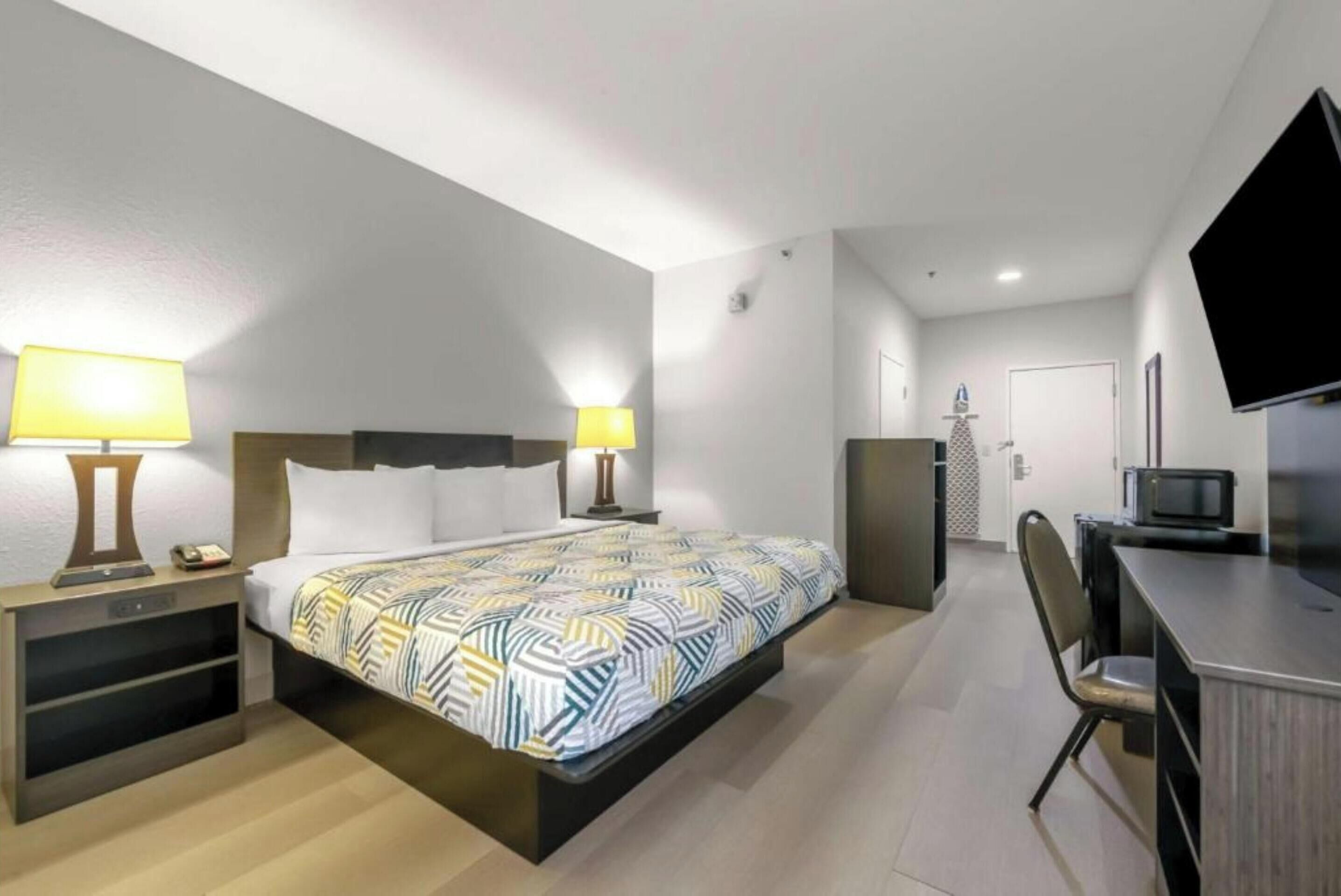 Meja kerja, setrika/meja setrika, dan tempat tidur bayi