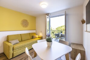 Een bureau, beddengoed