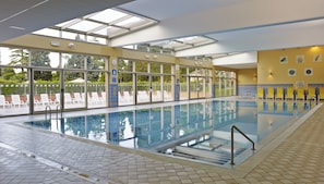 Piscina interna, piscina externa, espreguiçadeiras