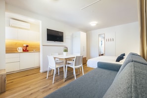 Apartamento superior | Cozinha privada | Geladeira, cooktop, talheres/pratos/utensílios de cozinha