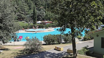 Piscine couverte, piscine extérieure, chaises longues