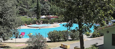 Piscine intérieure, piscine extérieure, chaises longues