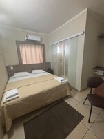 Quarto casal ou duplo standard, 1 cama de casal ou 2 camas de solteiro | Frigobar, cofres nos quartos, escrivaninha, cortinas blackout