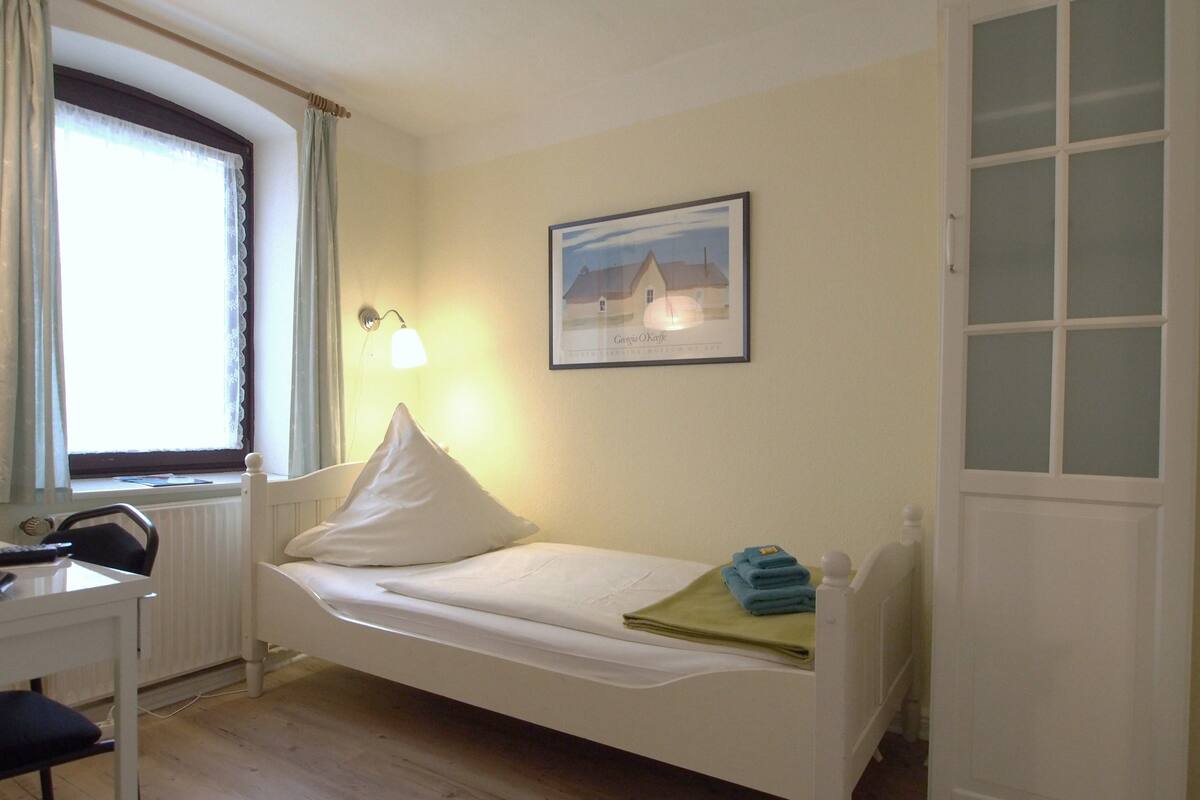 In-room safe, desk, soundproofing, free WiFi