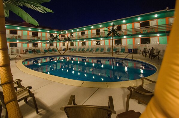 Seasonal outdoor pool - Dolphin Inn (Wildwood)