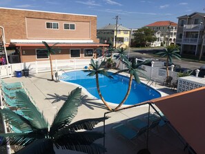 Seasonal outdoor pool - Dolphin Inn (Wildwood)