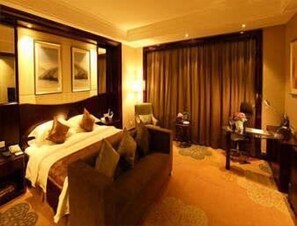 Minibar, in-room safe, desk, iron/ironing board - Ramada Changzhou (Changzhou)