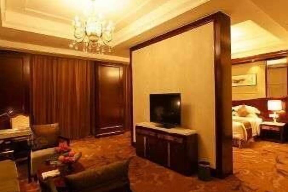 Minibar, caja de seguridad en la habitación y escritorio 
