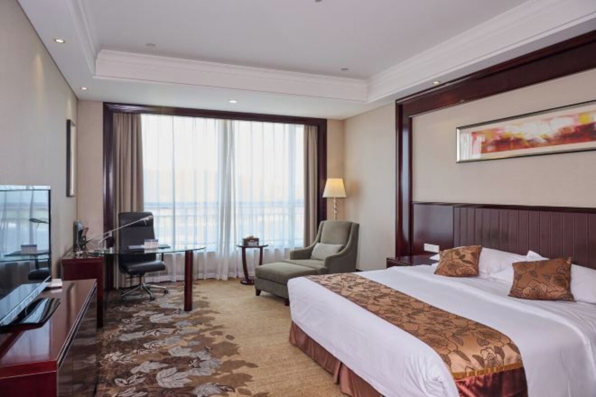 Minibar, in-room safe, desk, iron/ironing board