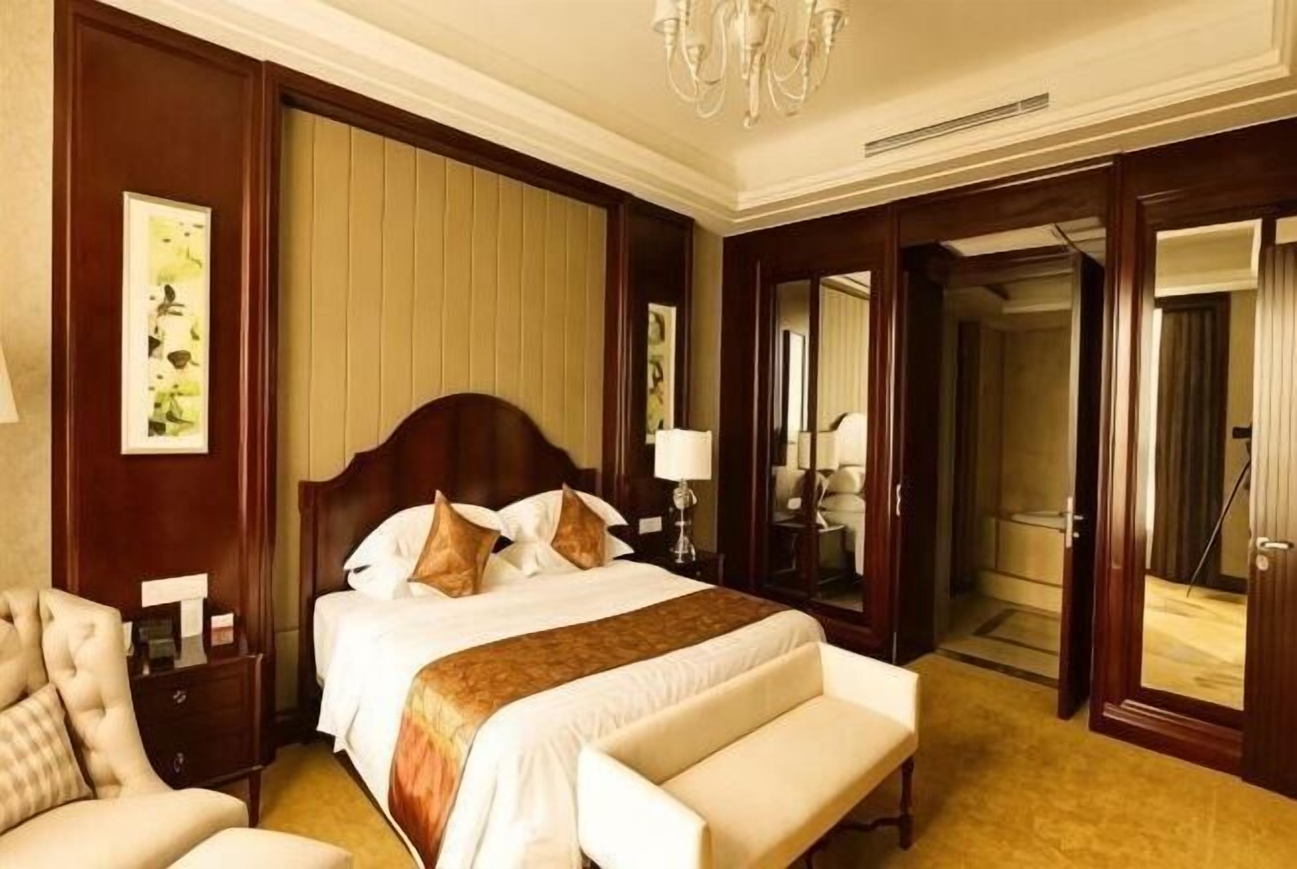 Minibar, in-room safe, desk, iron/ironing board