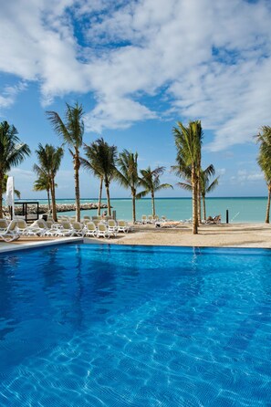 3 outdoor pools, pool umbrellas, pool loungers - Hotel Riu Palace Jamaica - Adults Only - All Inclusive (Montego Bay)