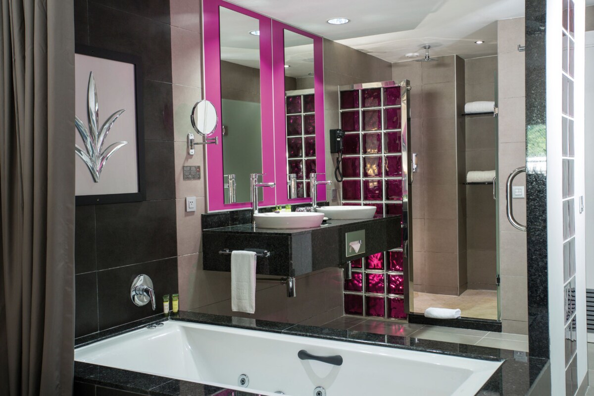 Separate tub and shower, jetted tub, eco-friendly toiletries, hair dryer