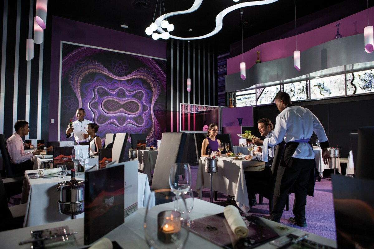 5 restaurants, breakfast, lunch, dinner served; Italian cuisine