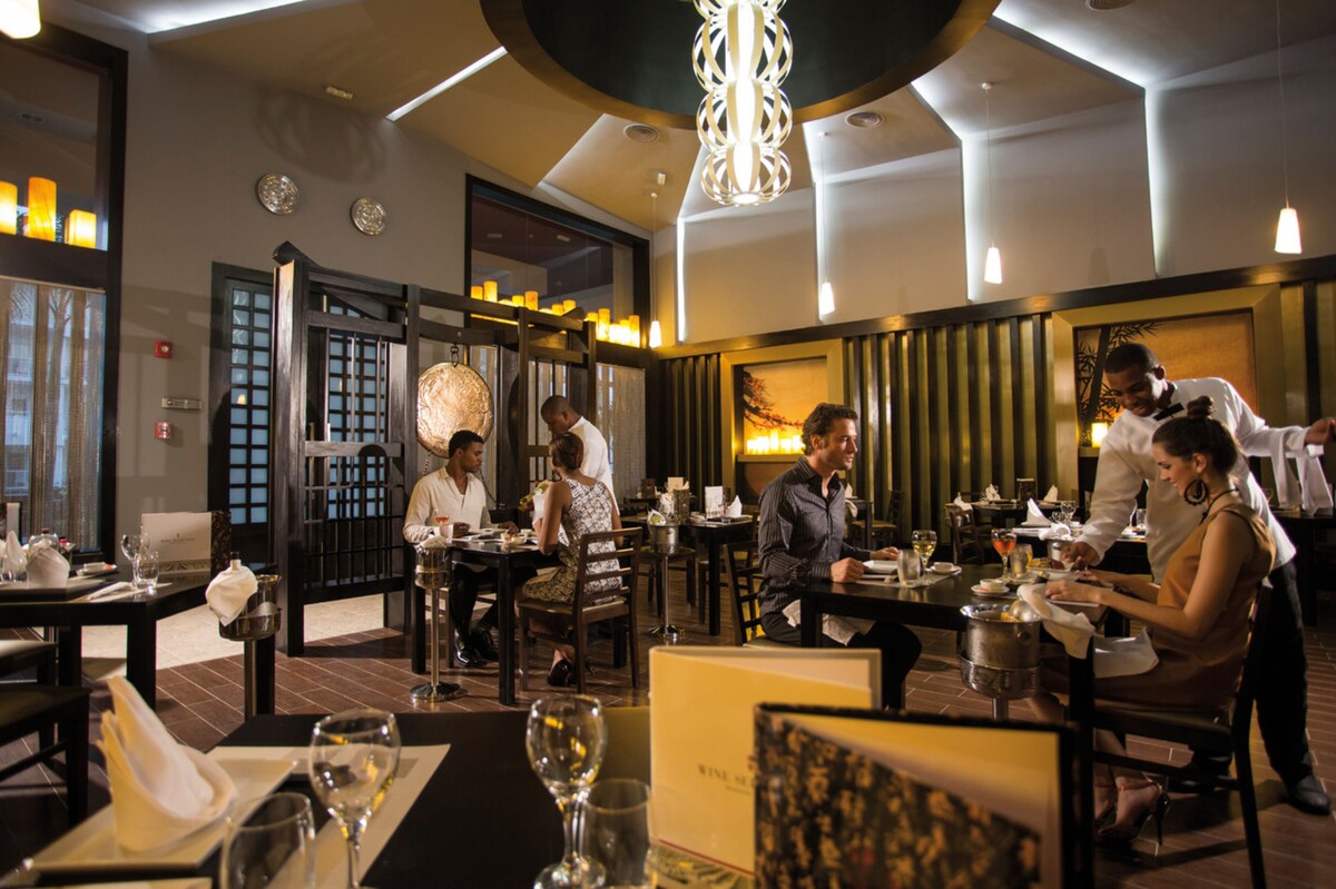 5 restaurants, breakfast, lunch, dinner served; Italian cuisine