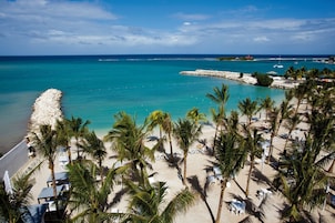 3 outdoor pools, pool umbrellas, pool loungers