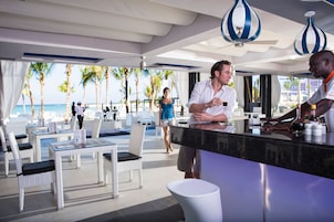 4 bares, 2 bares en la piscina y bar junto a la piscina