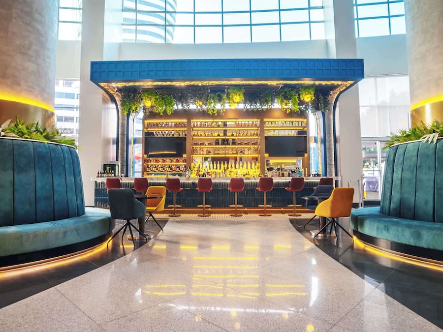 2 bars/lounges, lobby lounge