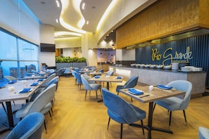 Café da manhã com buffet todos os dias mediante uma taxa