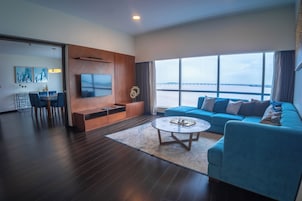 Presidential Suite, 1 King Bed, Jetted Tub, River View | Egyptian cotton sheets, premium bedding, down comforters, pillowtop beds