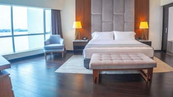 Suite presidencial, 1 cama King size, hidromasaje, vista al río | Sábanas de algodón egipcio, ropa de cama de alta calidad y edredón