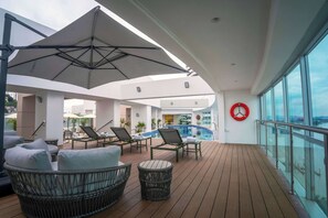 Utendørsbasseng, bassengparasoller og solsenger