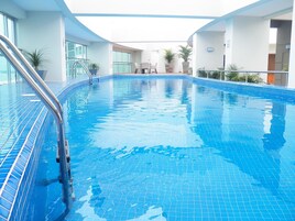 Piscina externa, guarda-sóis, espreguiçadeiras