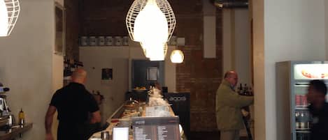 Petit déjeuner continental (5.00 EUR par personne)