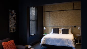 Minibar, décoration personnalisée, fer et planche à repasser
