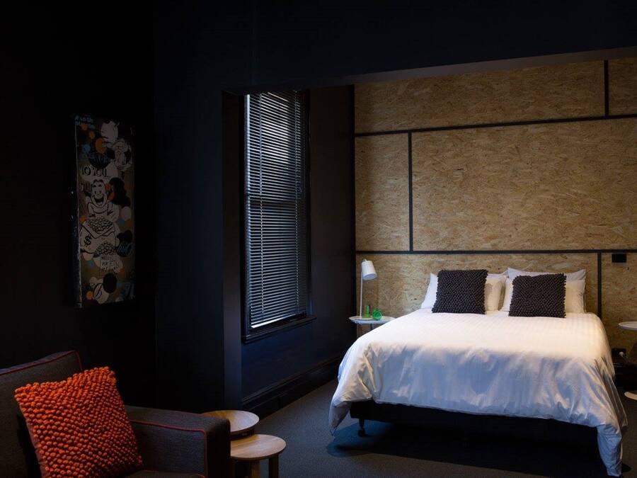 Minibar, decoración personalizada y tabla de planchar con plancha