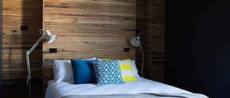 Minibar, décor unique, fer et planche à repasser