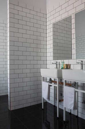 Shower, free toiletries, towels - The Franklin Hotel (Adelaide)