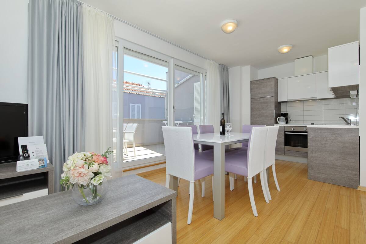 Comfort Apartment, 2 Bedrooms, Terrace | In-room dining