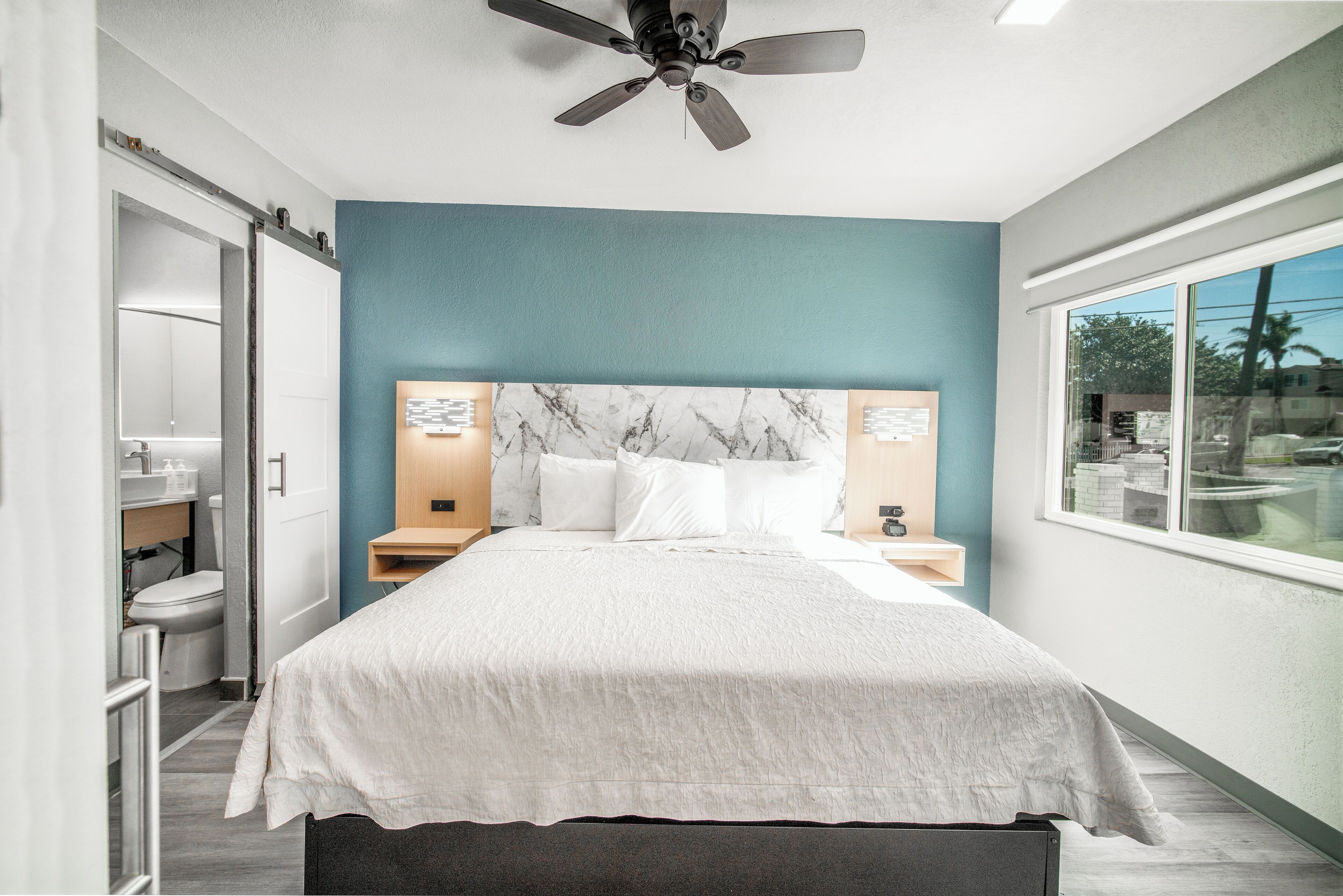 Rideaux occultants, fer et planche à repasser, lits bébé (en supplément)