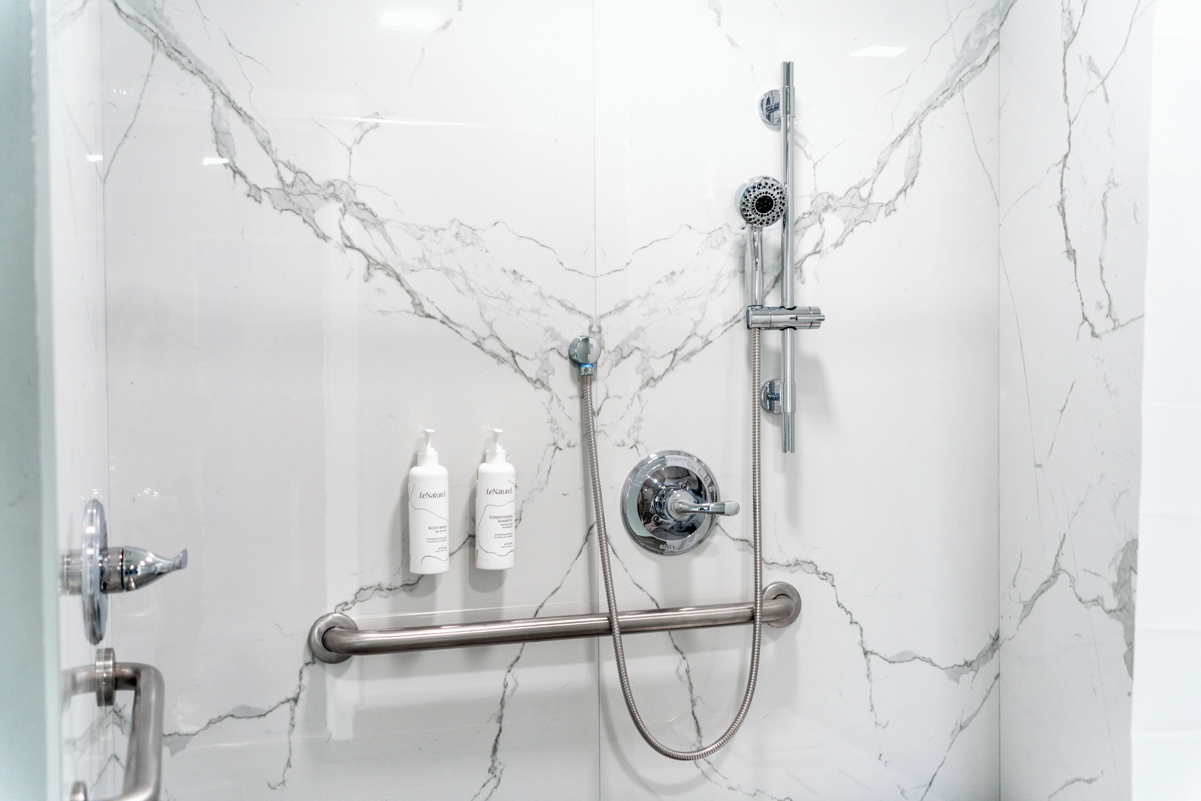 Habitación Deluxe, acceso para personas con movilidad reducida | Baño | Secadora de cabello, toallas, jabón, shampoo 