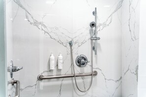 Deluxe Room, Mobility Accessible | Bathroom | Hair dryer, towels, soap, shampoo - Pacific Inn & Suites (San Pedro)