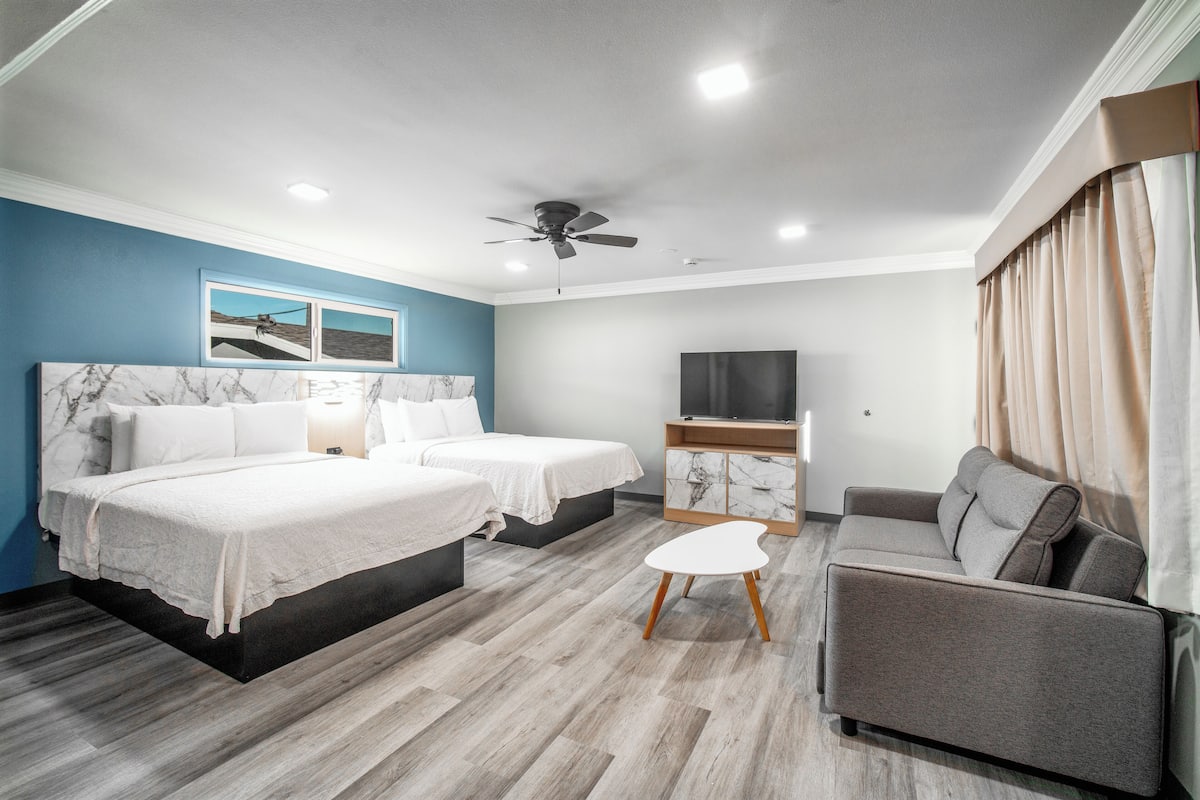 Deluxe Double Room, Kitchenette | 1 bedroom, blackout drapes, iron/ironing board, cribs/infant beds