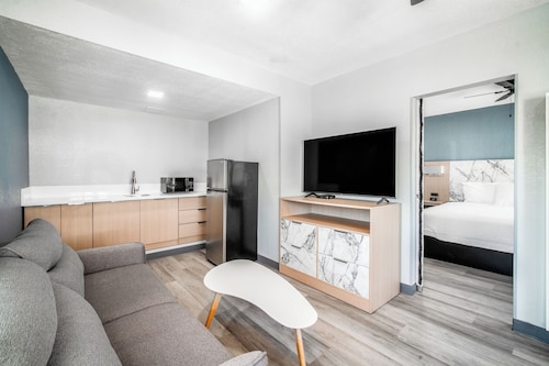 Pacific Inn & Suites