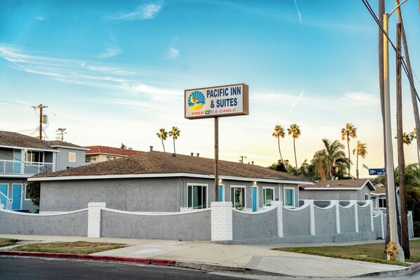 Pacific Inn & Suites, con un letrero que anuncia WiFi gratuito y cable.