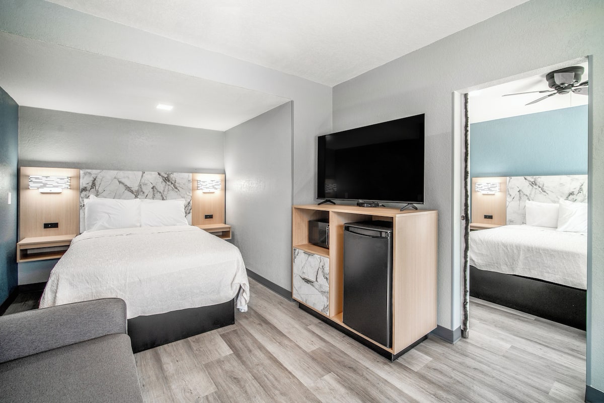 Deluxe Room, Multiple Beds | 1 bedroom, blackout drapes, iron/ironing board, cribs/infant beds