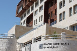 Entrada de un hotel con un cartel que dice 'GRAND PARK HOTEL'.