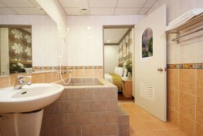 Deluxe Double Room | Bathroom | Free toiletries, hair dryer, slippers, towels - Jen Mei Hotel (Taipei)