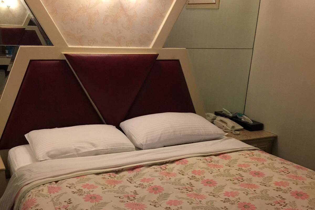遮光窗帘、免费 WiFi、床单