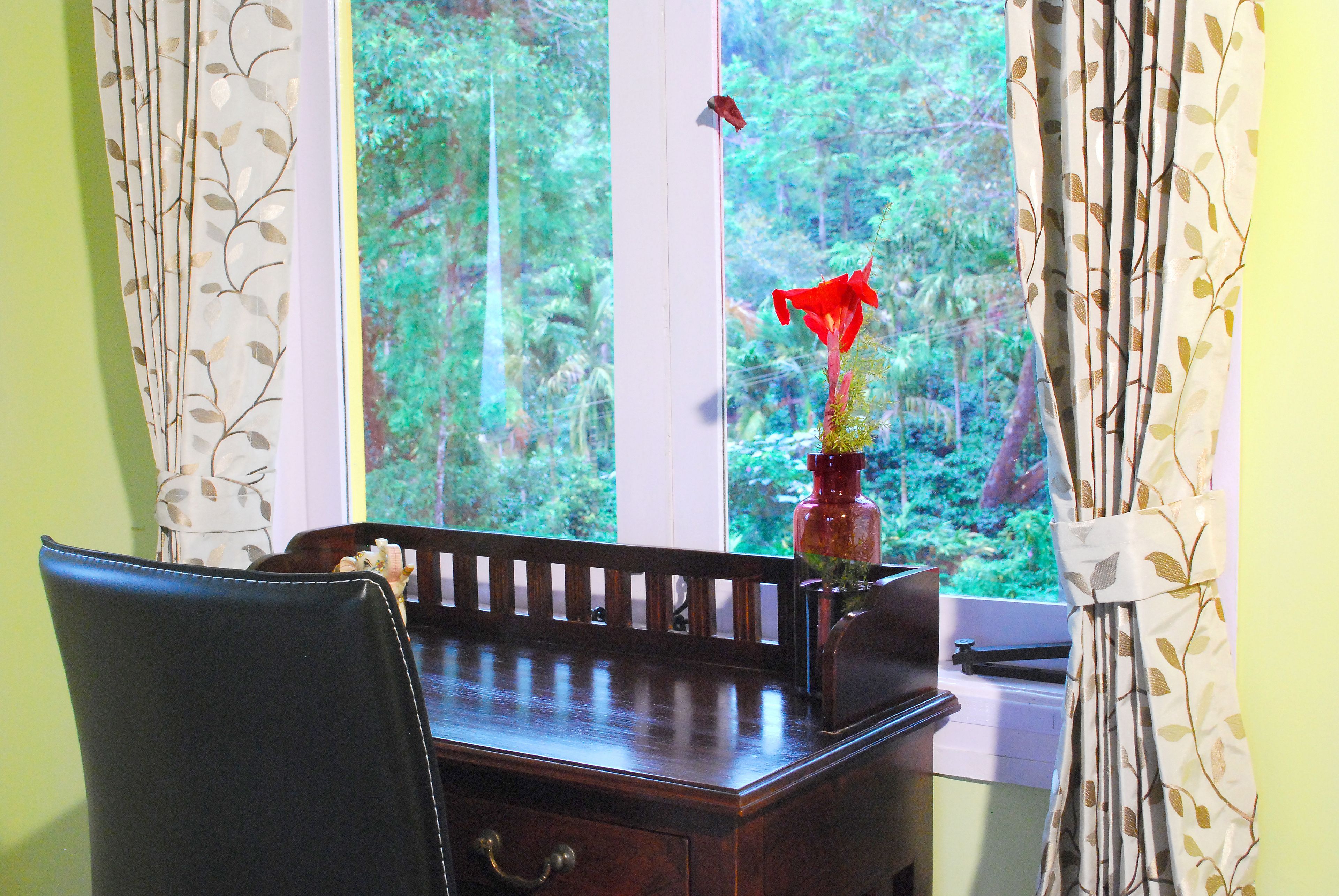 Deluxe Room | Desk, iron/ironing board, rollaway beds, bed sheets
