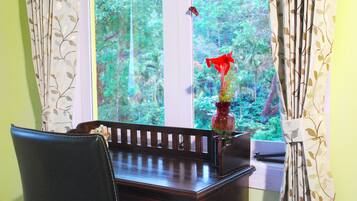Deluxe Room | Desk, iron/ironing board, rollaway beds, bed sheets