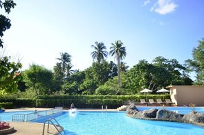 Hồ bơi ngoài trời