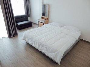 Deluxe Double Room, Balcony | In-room safe, desk, free WiFi - Stanley's Guesthouse (Patong)