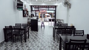 يتم تقديم الإفطار والغداء والعشاء 