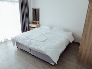 Deluxe Double Room, Balcony - Stanley's Guesthouse (Patong)