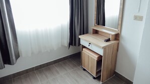 خزنة داخل الغرفة ومكتب وواي فاي مجانًا