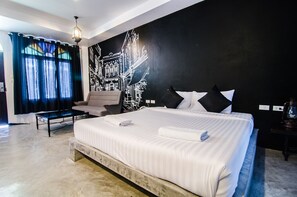 ตู้นิรภัยในห้องพัก, โต๊ะทำงาน, เปล/เตียงเด็กอ่อน, เตียงเสริม/เปล